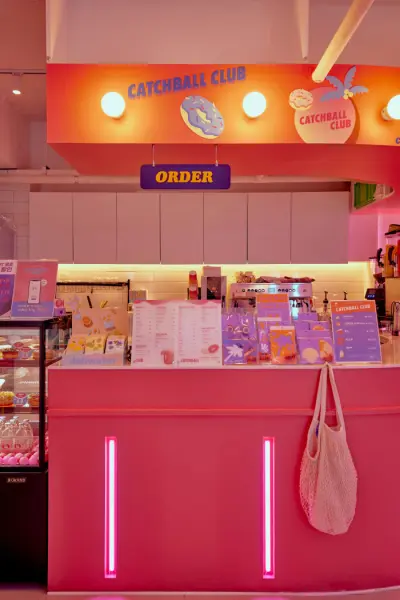 핑크빛 레트로 팝 도넛카페 카운터 인테리어